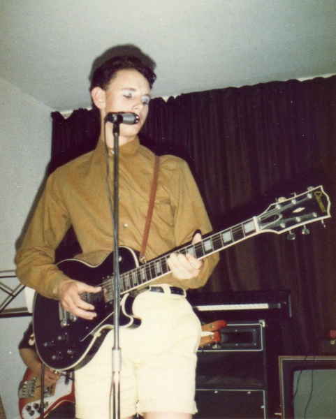 File:Norman & The Worms - Martin's front room.jpg